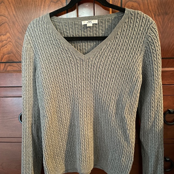 Anne Klein Sport women’s gray v-neck sweater, size Large - Picture 1 of 4